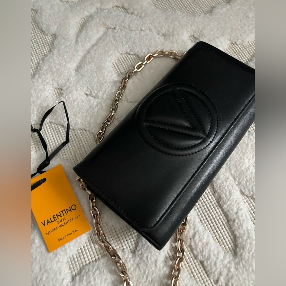 Selling a wallet Valentino crossbody blk
